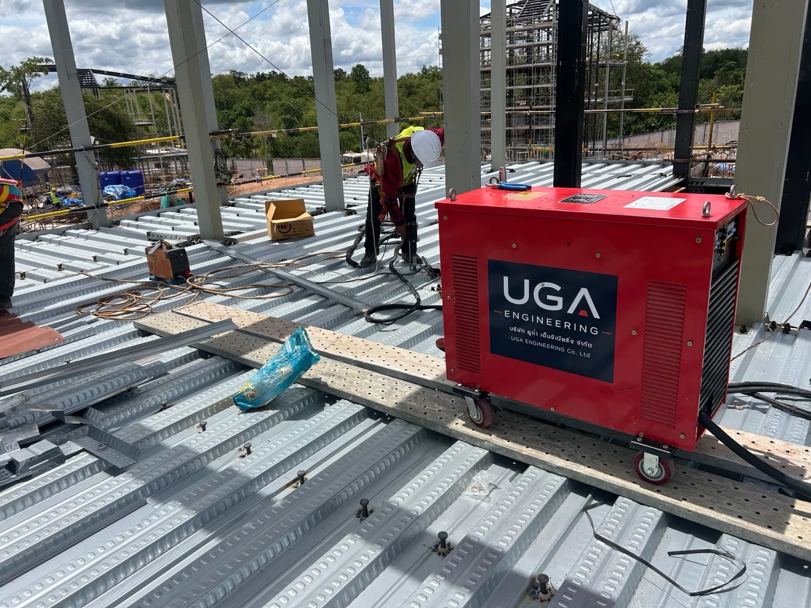 ช่างเชื่อมสตัดผู้เชี่ยวชาญกำลังทำการ งานเชื่อม Shear Stud มาตรฐาน AWS D1.1 ทะลุแผ่นพื้น