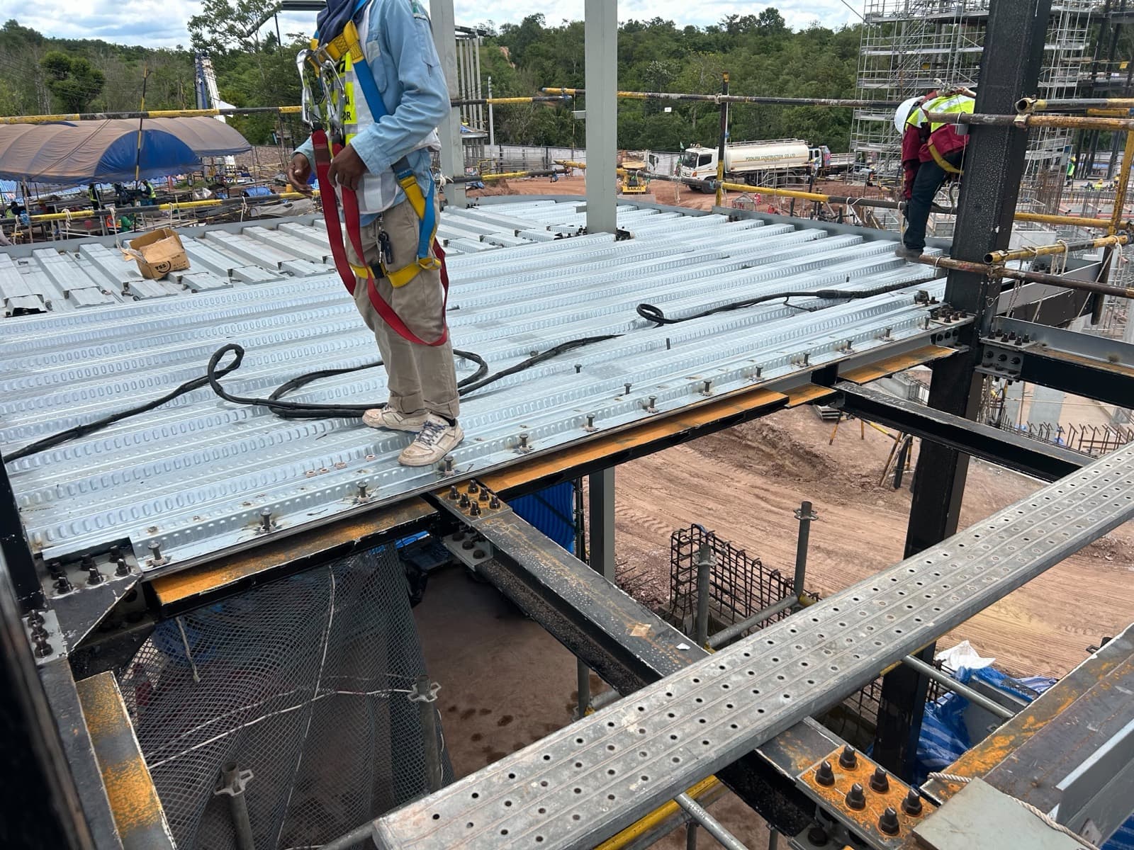 การวางแนวแผ่นพื้นและการ รับติดตั้ง Metal Deck สำหรับอาคารสูง บนคานโครงสร้างเหล็ก