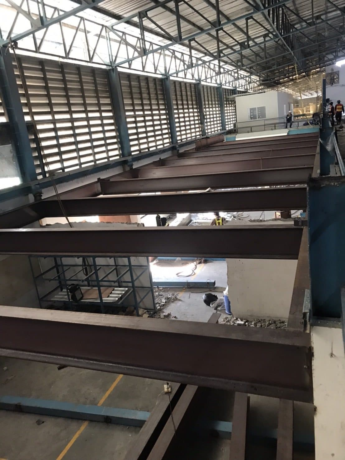 ติดตั้งโครงคานเหล็กสำหรับพื้นชั้นลอยภายในอาคาร พร้อมเตรียม ติดตั้ง Metal Deck